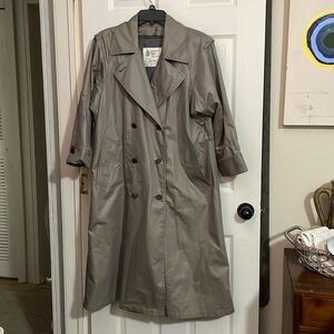 Women's gray Vintage LONDON FOG trench coat w/thermal zip in liner. Size 4P
